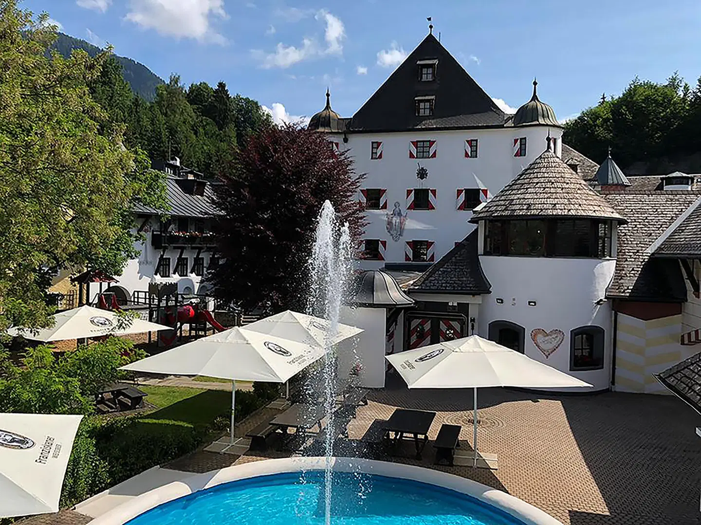 Family Hotel Schloss Rosenegg OUTDOOR_POOL