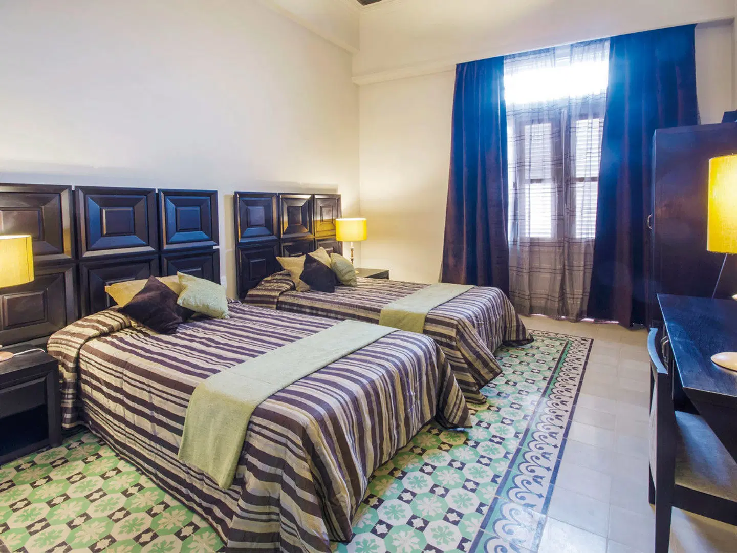 Ambos Mundos ROOM_EXAMPLE