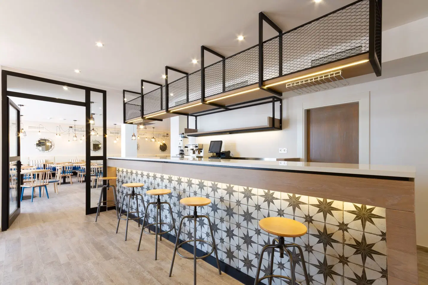 R2 Bahia Kontiki Bar