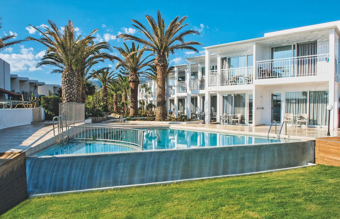 Happy Days OUTDOOR_POOL