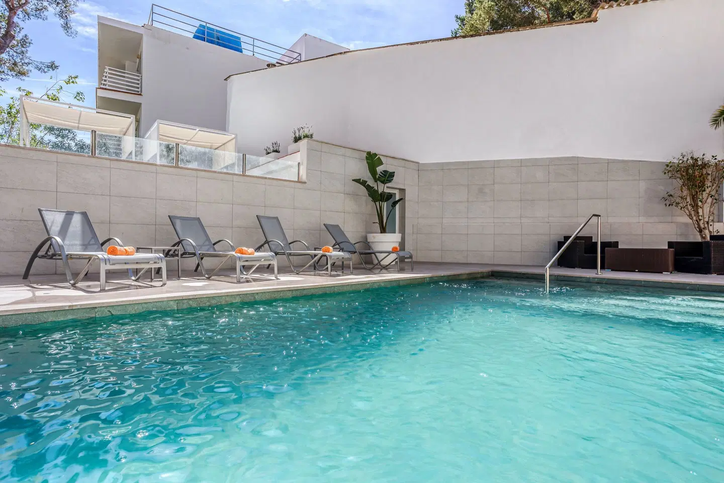 Morlans OUTDOOR_POOL