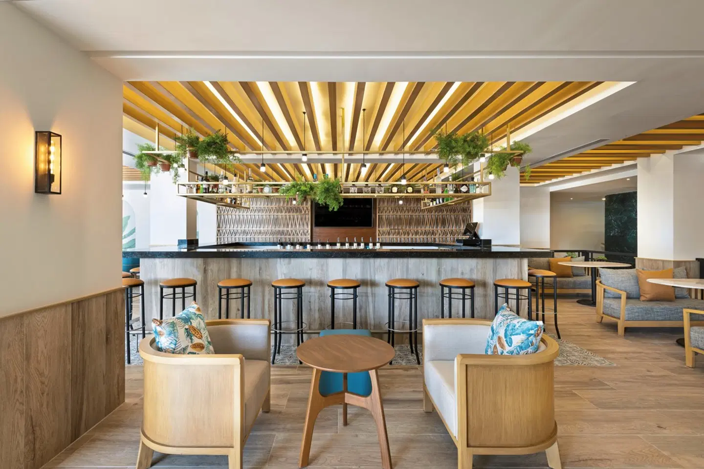 Courtyard Cancun Airport by Marriott Bar