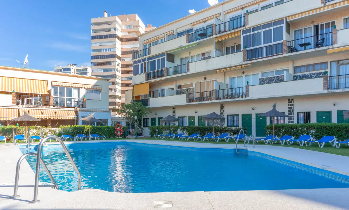 Apartamentos Los Jazmines OUTDOOR_POOL