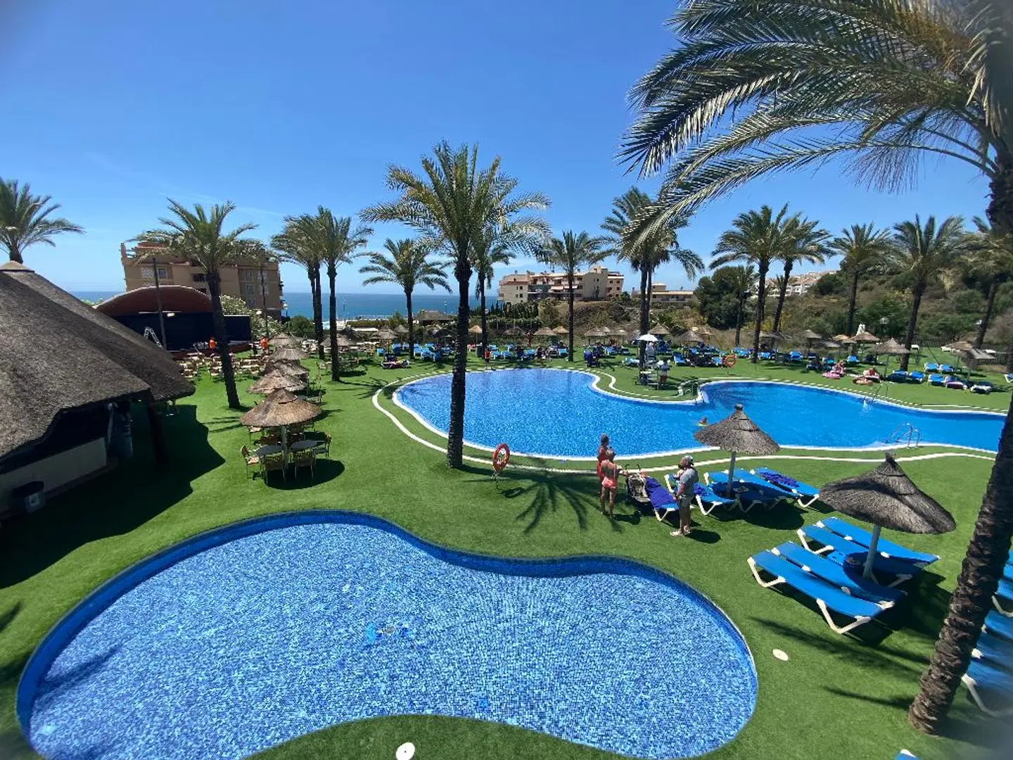 Holiday World Riwo Hotel OUTDOOR_POOL