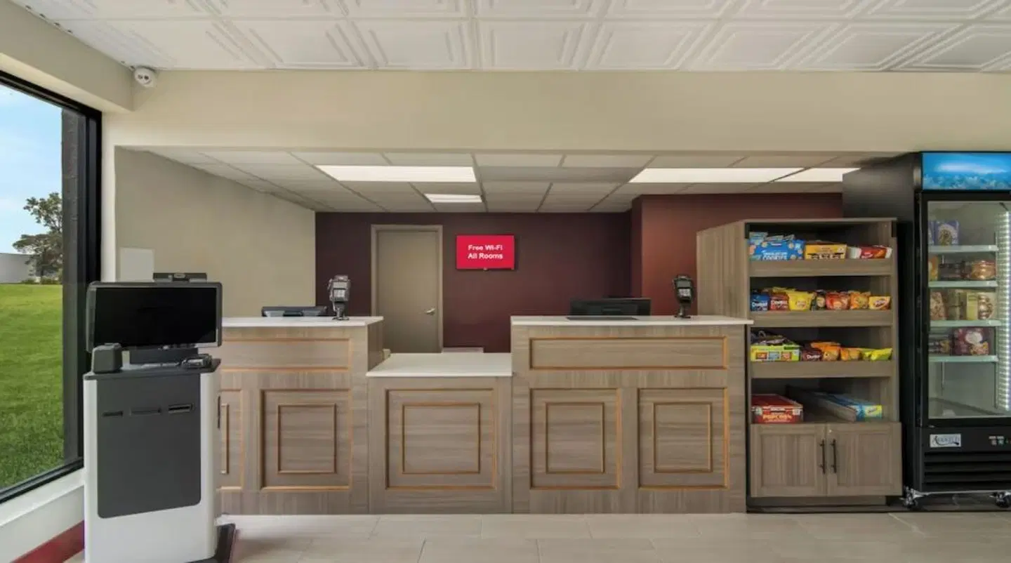 HomeTowne Studios Chicago - N Aurora/ Naperville LOUNGE_LOBBY