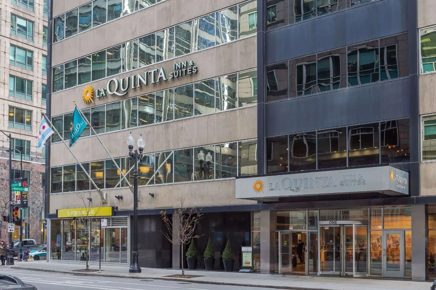 La Quinta Inn & Suites by Wyndham Chicago Downtown EXTERIOR