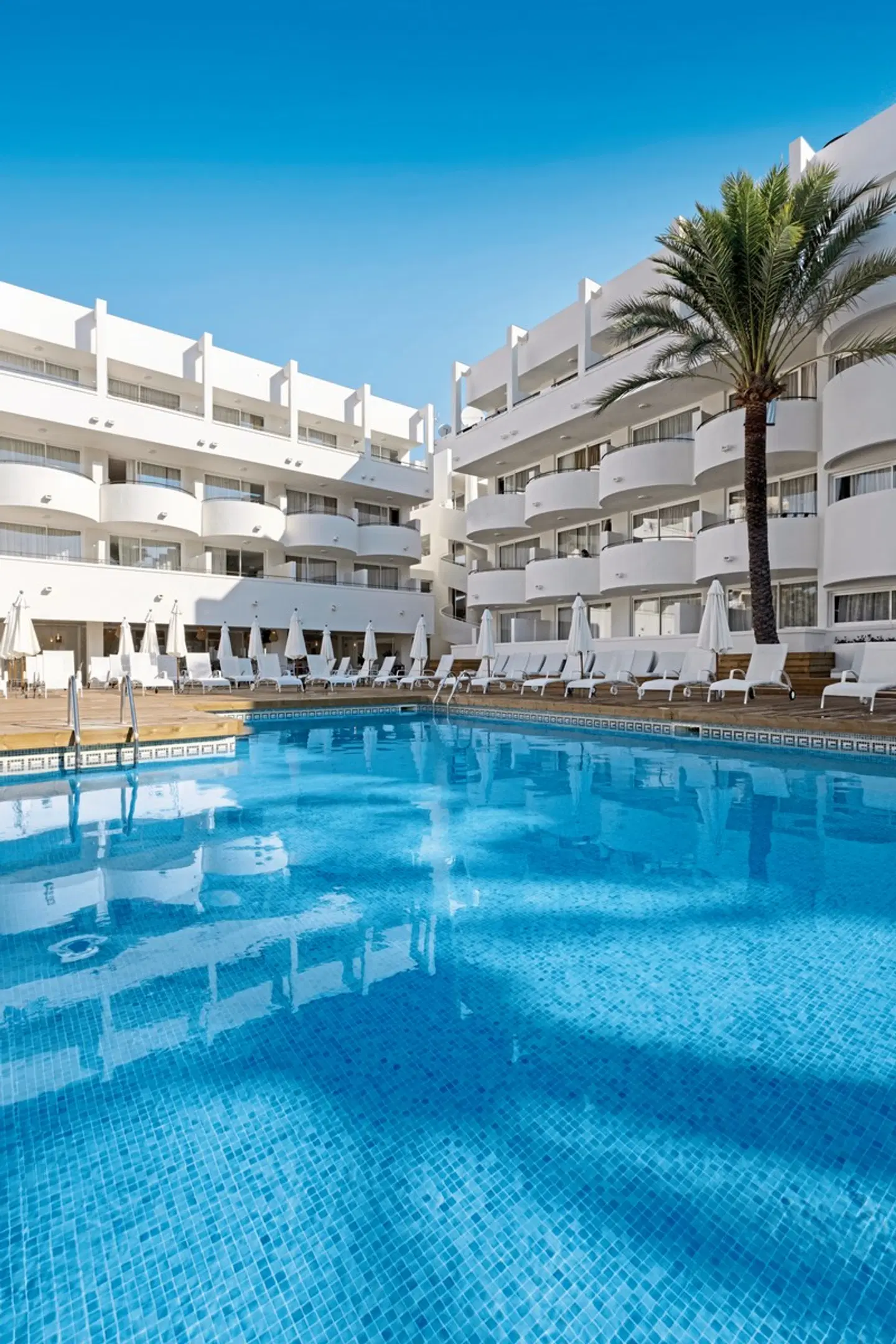 Palmanova Beach by THR OUTDOOR_POOL