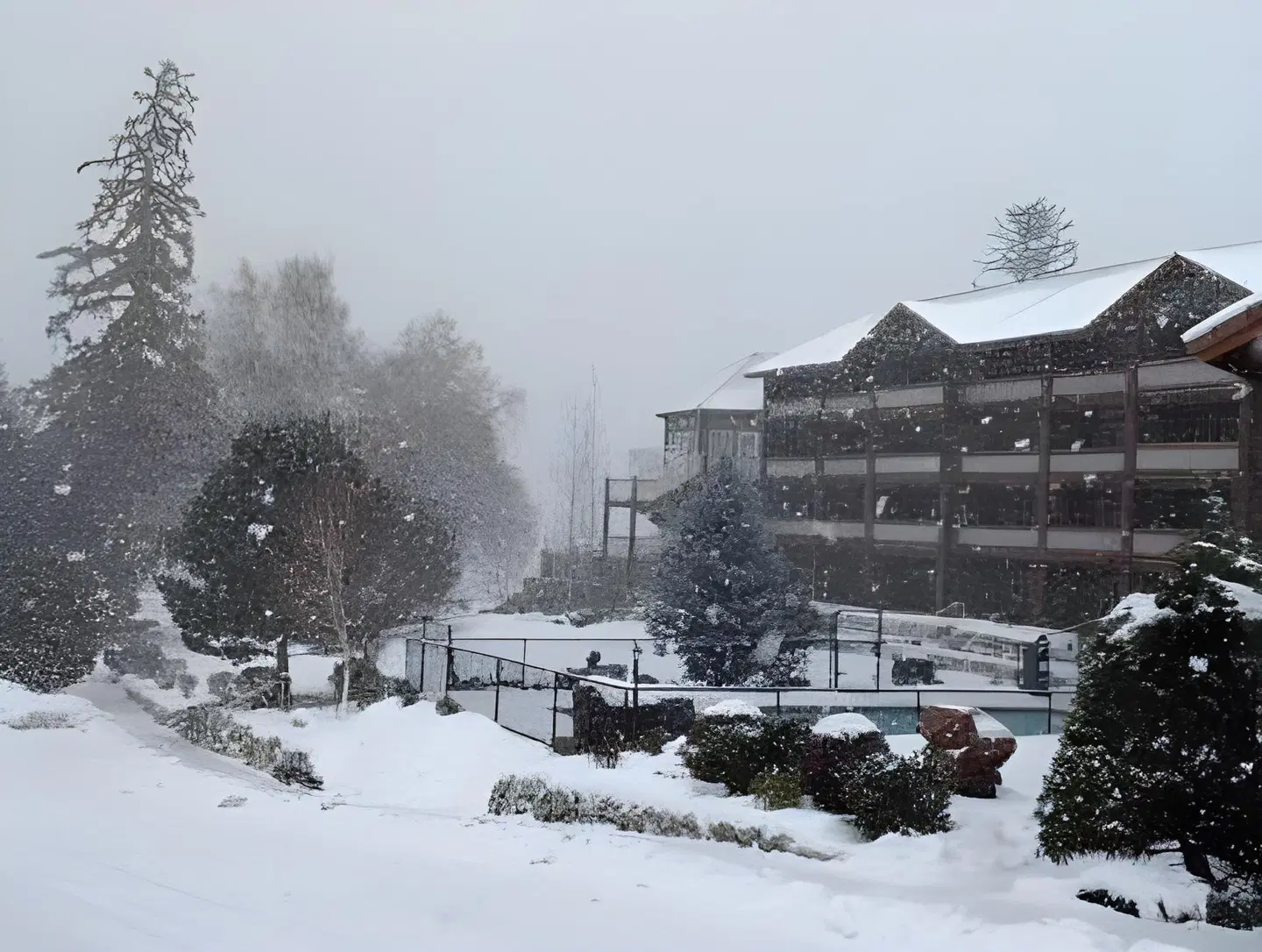 Lakeside Lodge and Suites EXTERIOR