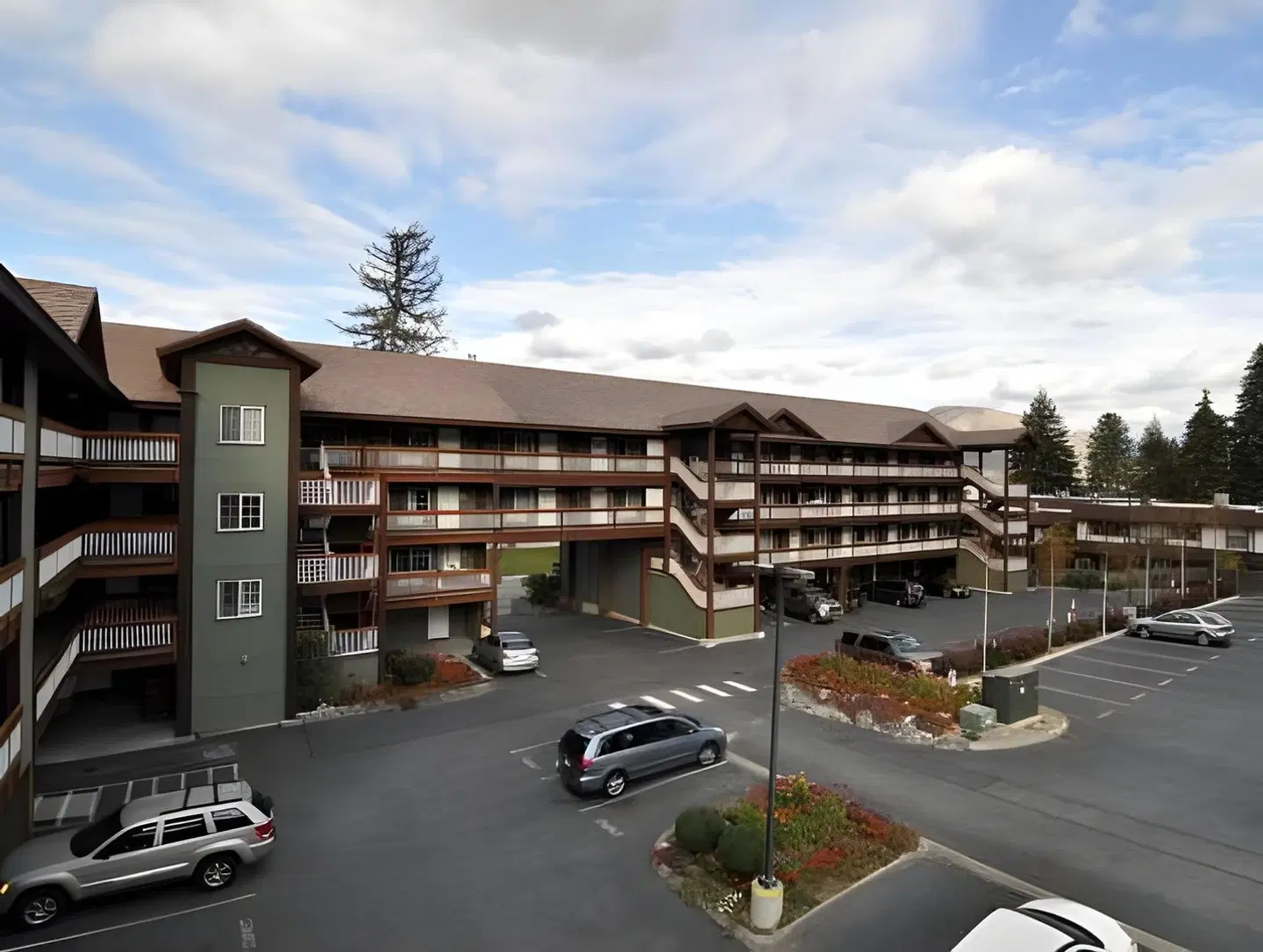 Lakeside Lodge and Suites EXTERIOR