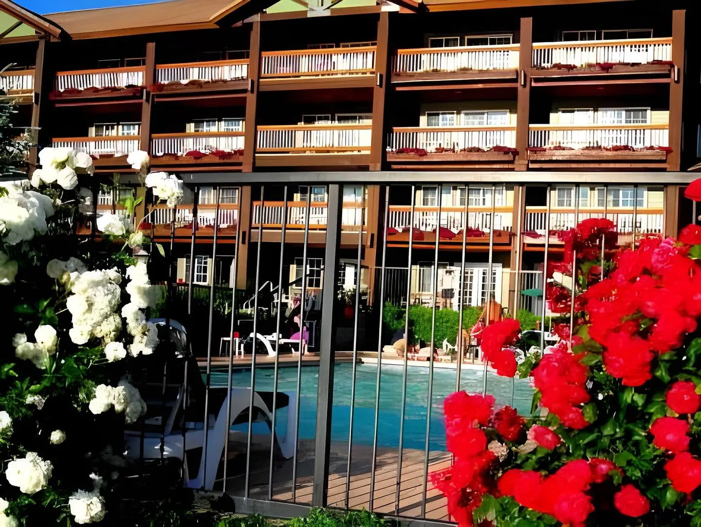 Lakeside Lodge and Suites EXTERIOR