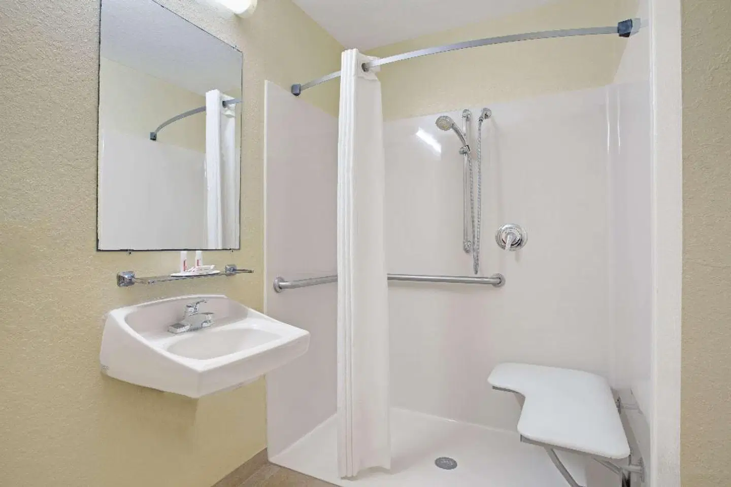 Super 8 by Wyndham Daytona Beach Badezimmer