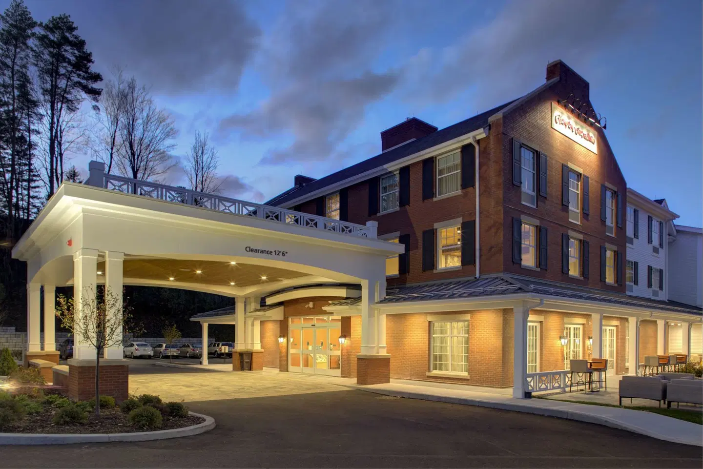 Hampton Inn & Suites Manchester EXTERIOR