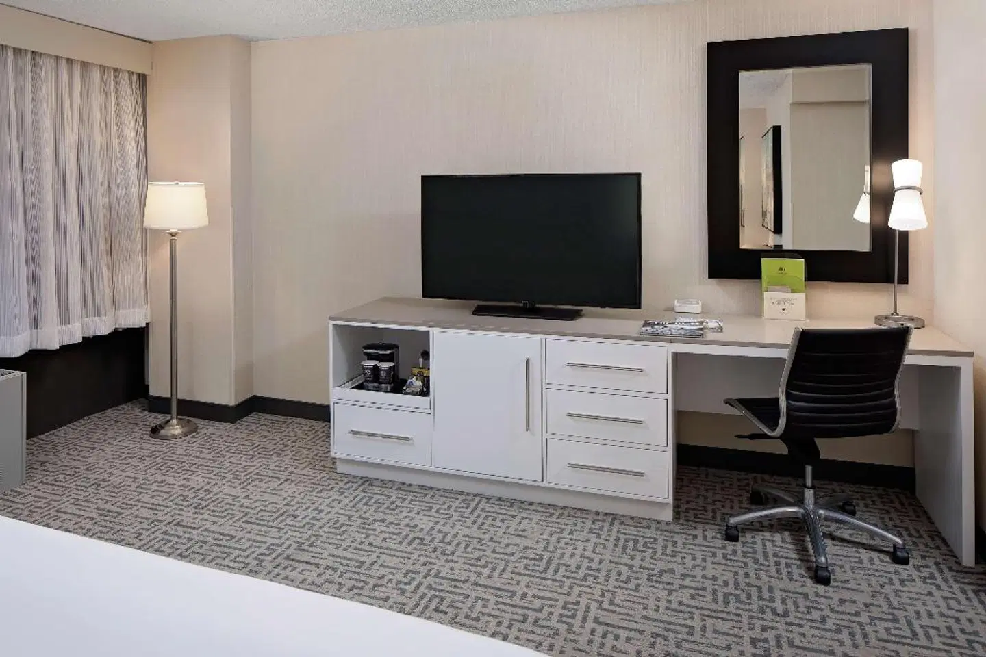 DoubleTree by Hilton Hotel Chicago - Magnificent Mile ROOM_EXAMPLE