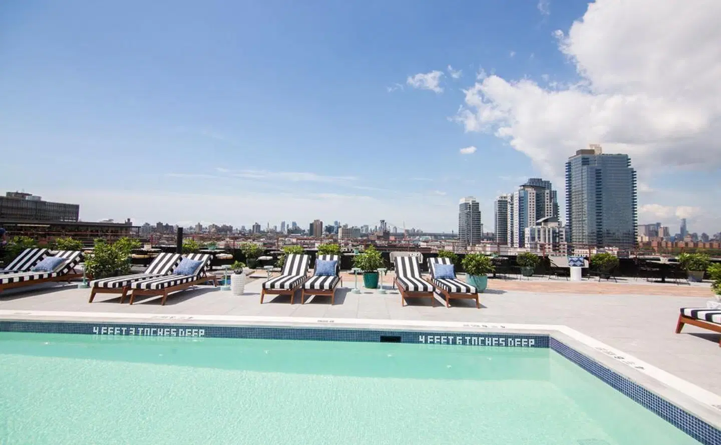 Arlo Williamsburg OUTDOOR_POOL