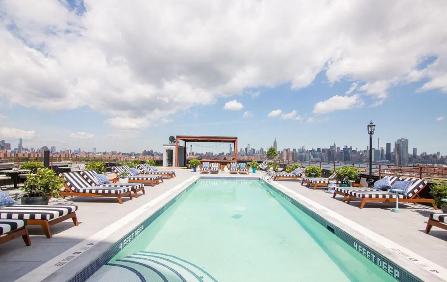 Arlo Williamsburg OUTDOOR_POOL