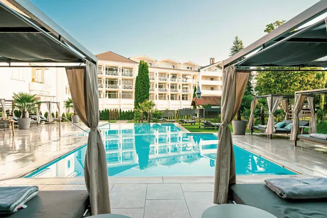 Das Parkhotel OUTDOOR_POOL
