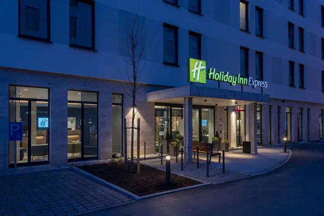 Holiday Inn Express Munich North EXTERIOR