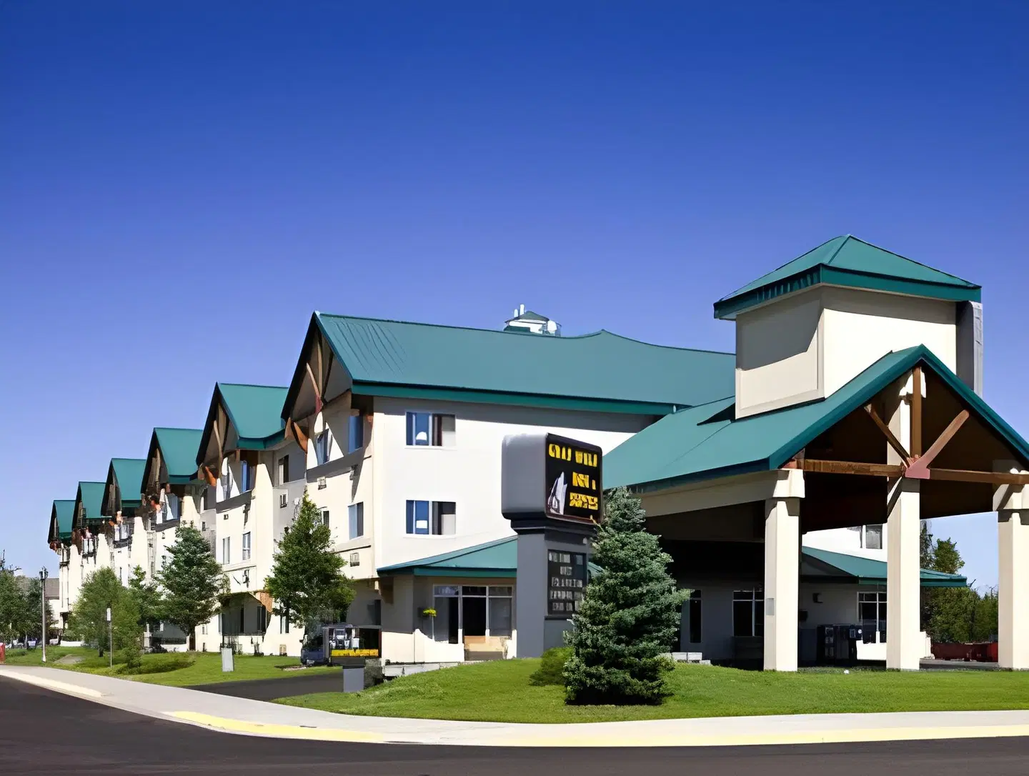 Gray Wolf Inn & Suites EXTERIOR