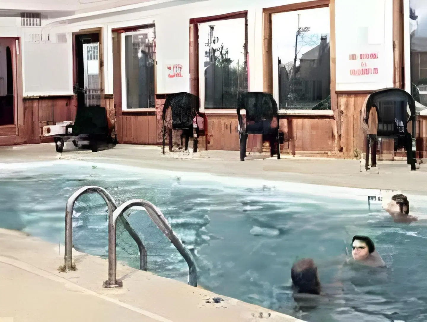 Gray Wolf Inn & Suites Hallenbad