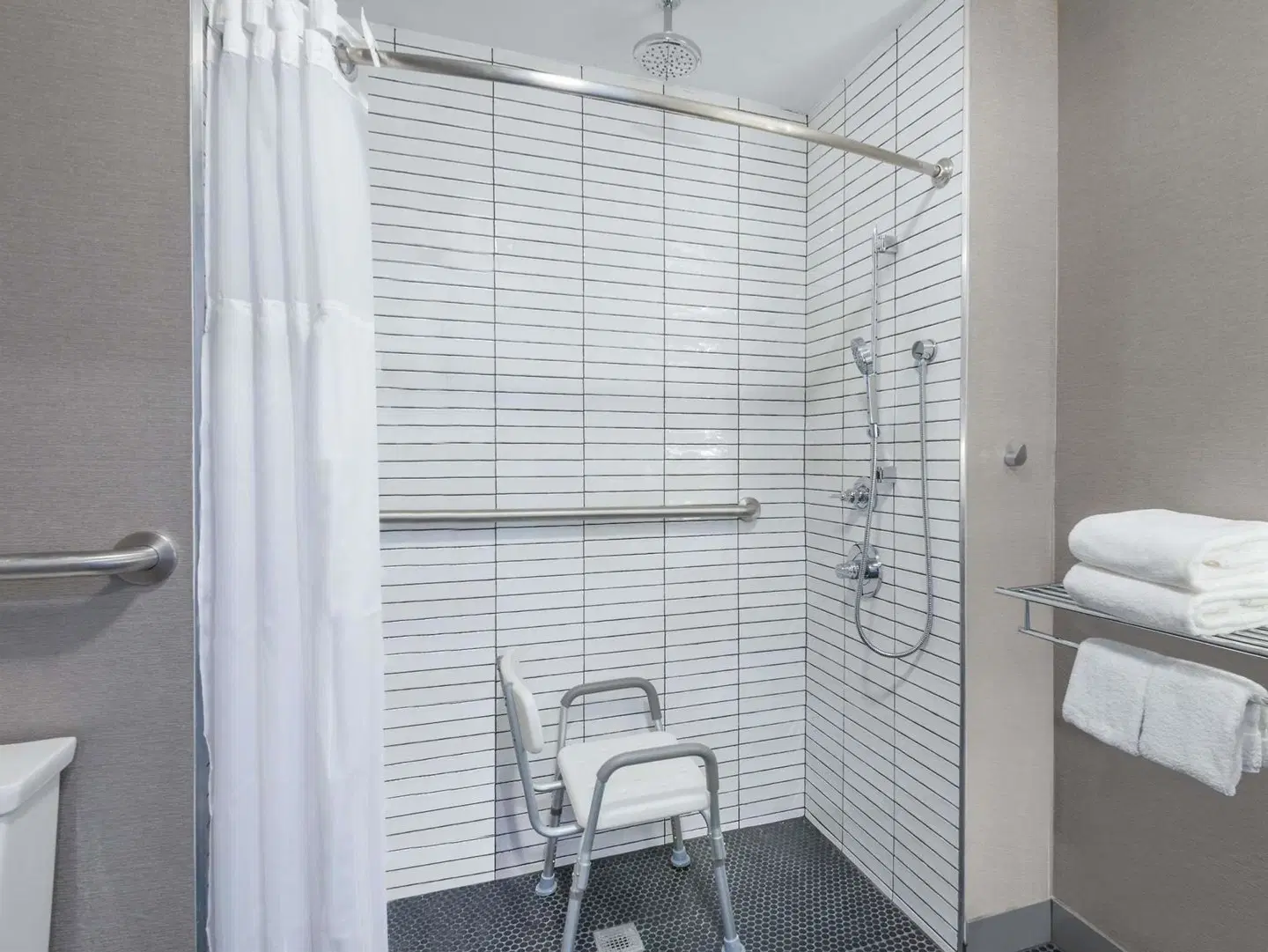 Wyndham Garden LaGuardia South Badezimmer