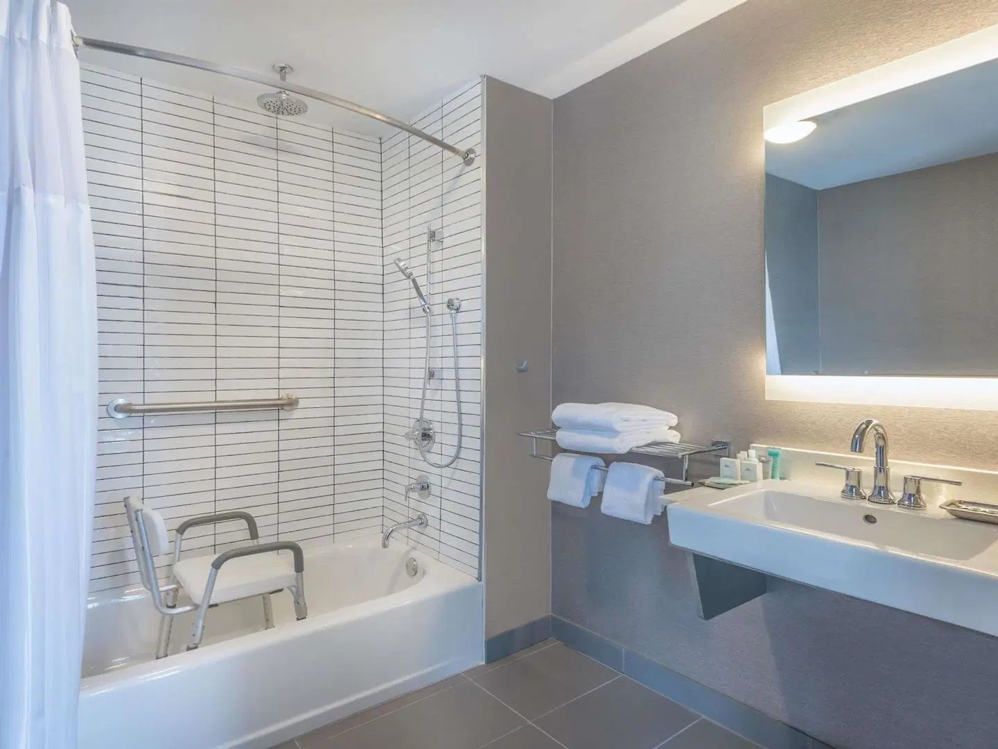 Wyndham Garden LaGuardia South Badezimmer