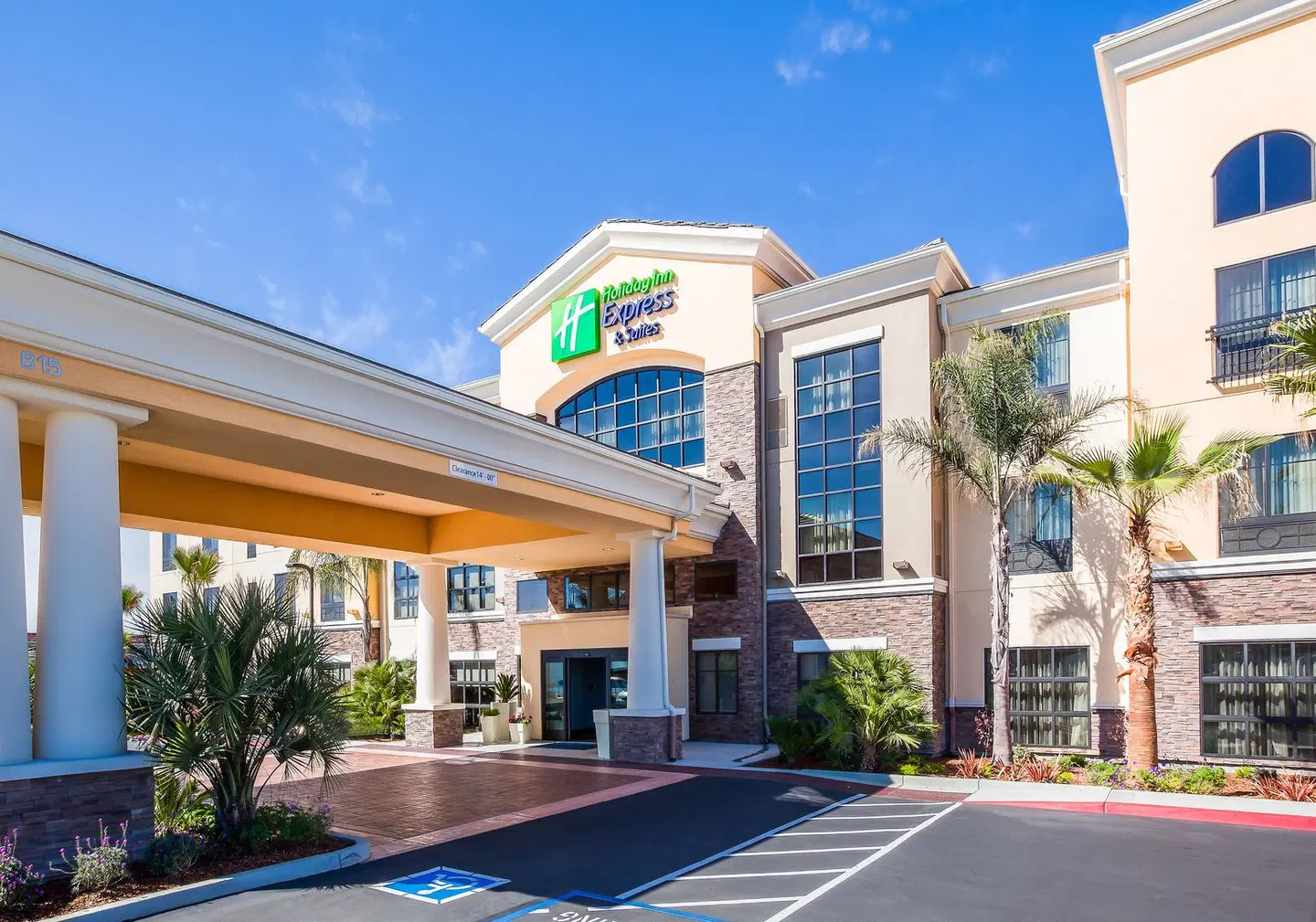 Holiday Inn Express & Suites Eureka by IHG EXTERIOR