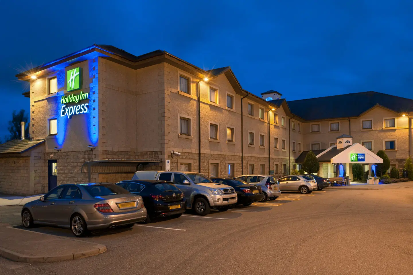 Holiday Inn Express Inverness EXTERIOR