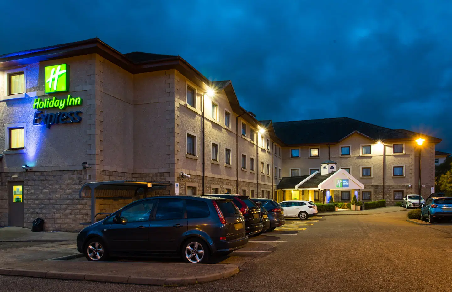 Holiday Inn Express Inverness EXTERIOR