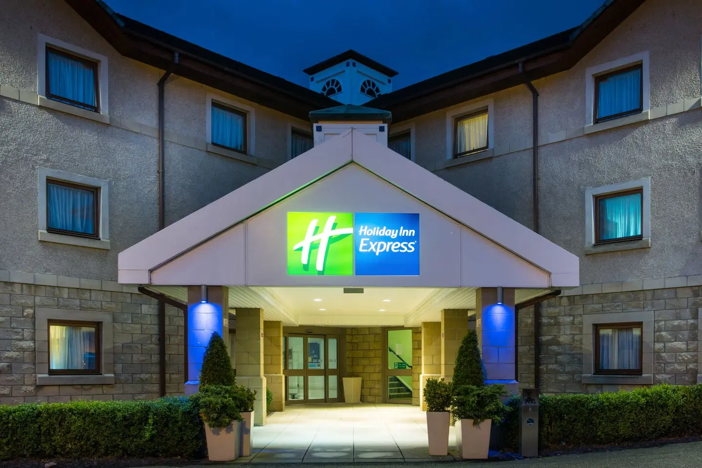 Holiday Inn Express Inverness EXTERIOR