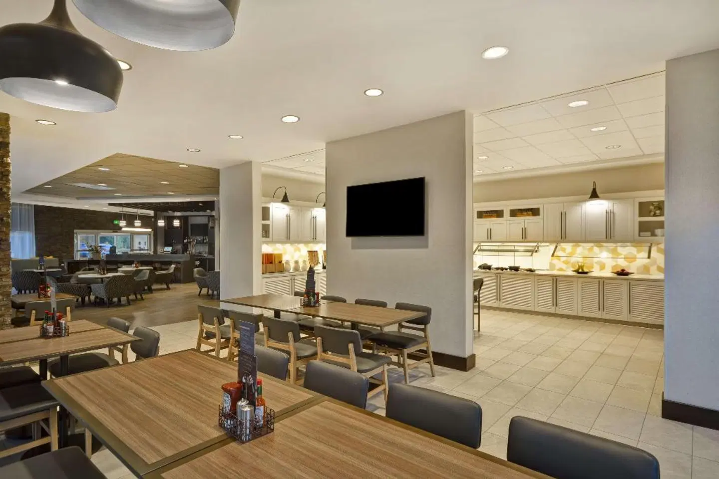 Hyatt Place Fresno Bar