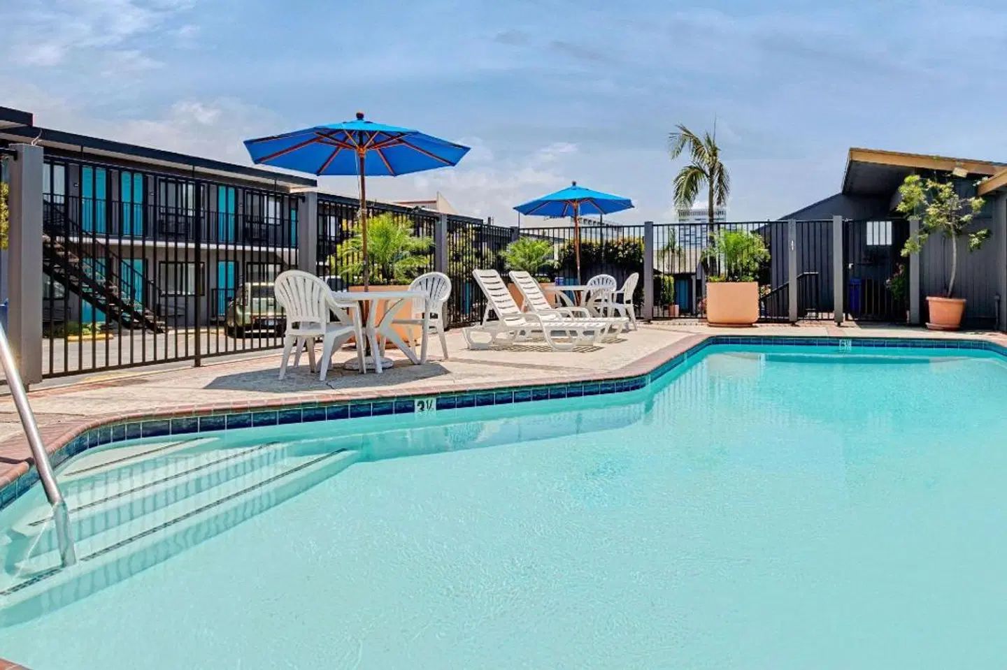 Travelodge by Wyndham LAX South OUTDOOR_POOL