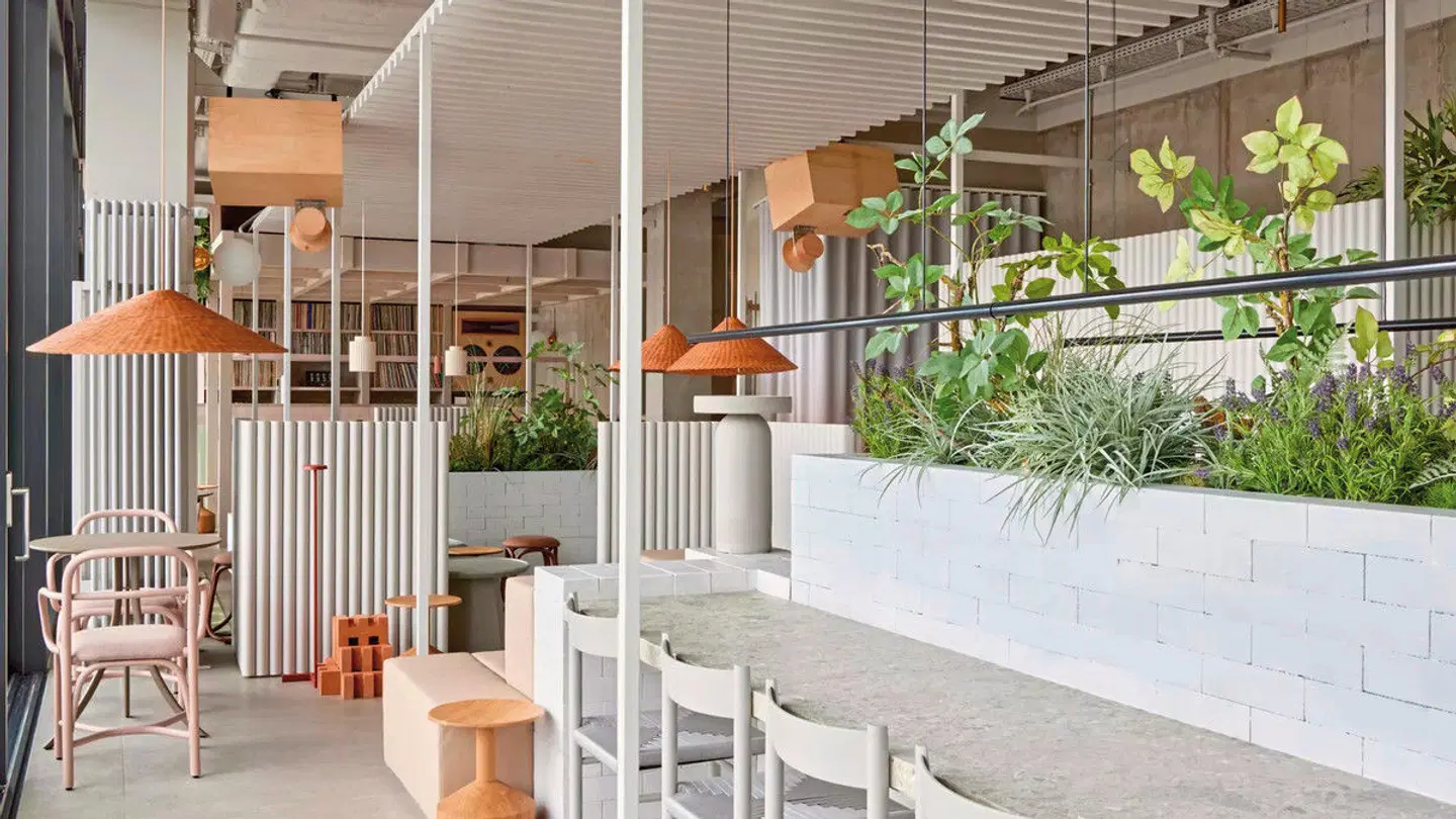 Locke at East Side Gallery - inkl. Ticket NBA Berlin Game Terrasse