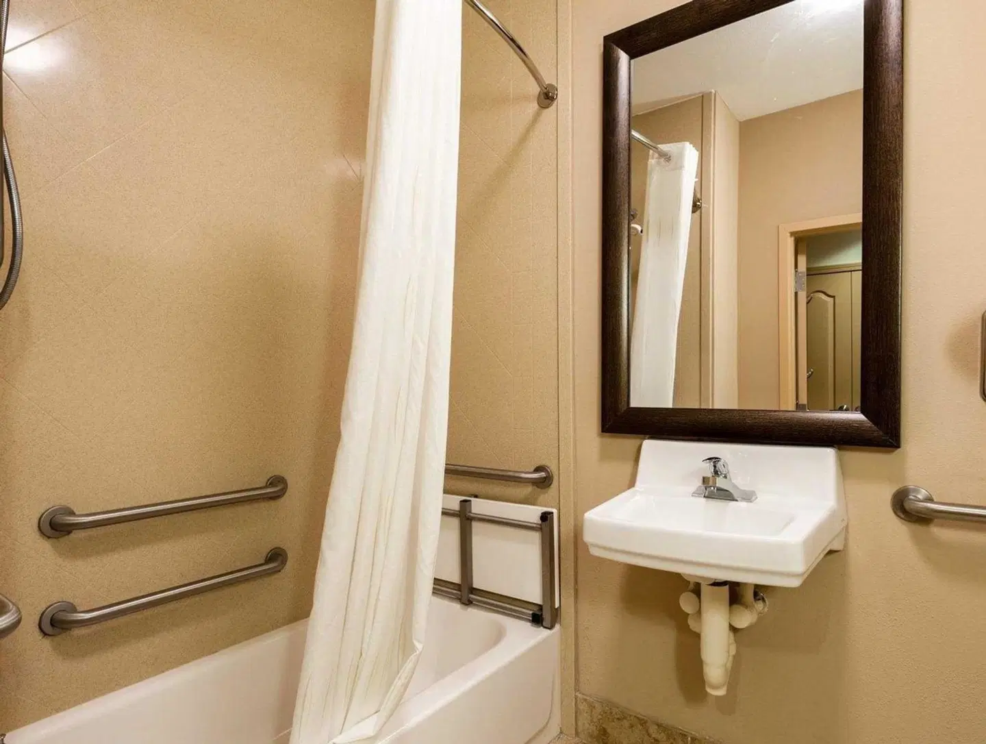 Comfort Suites Oil Center Lafayette Badezimmer