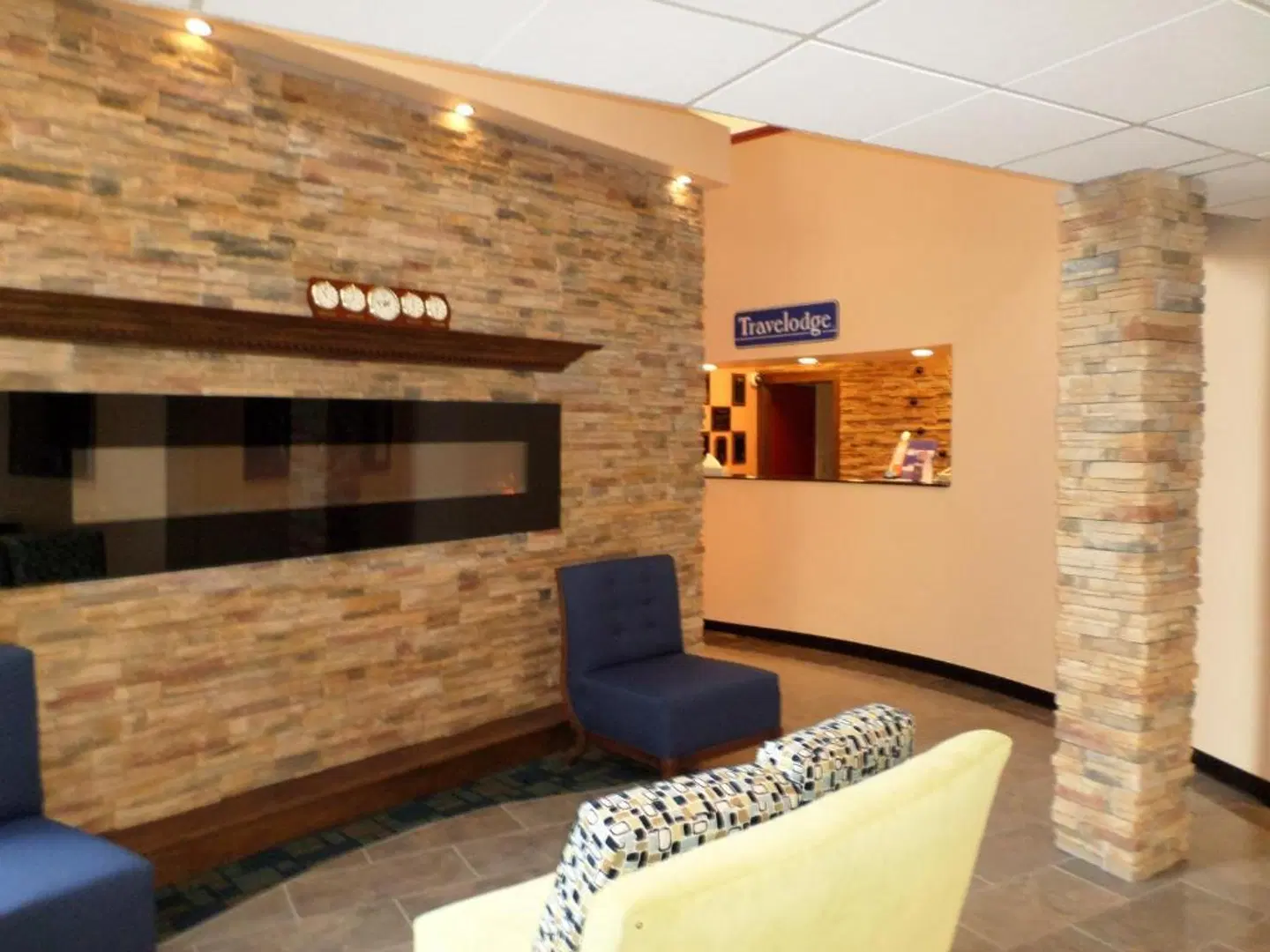 Travelodge by Wyndham Cleveland Lakewood ROOM_EXAMPLE