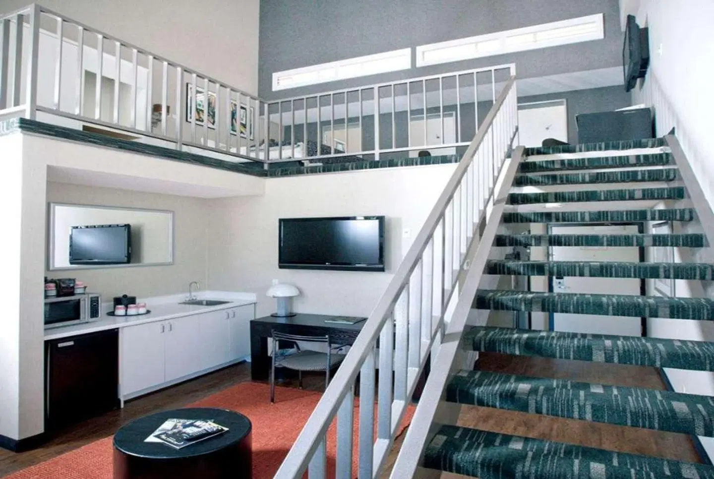 Ramada Plaza West Hollywood Hotel and Suites ROOM_EXAMPLE