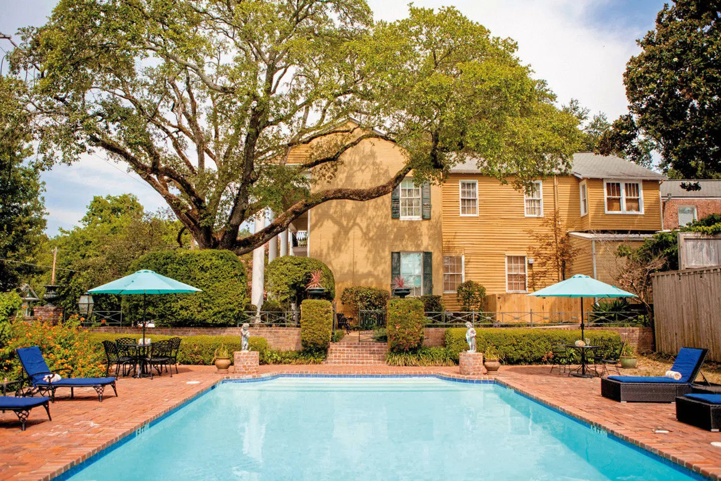 Anchuca Historic Mansion & Inn EXTERIOR