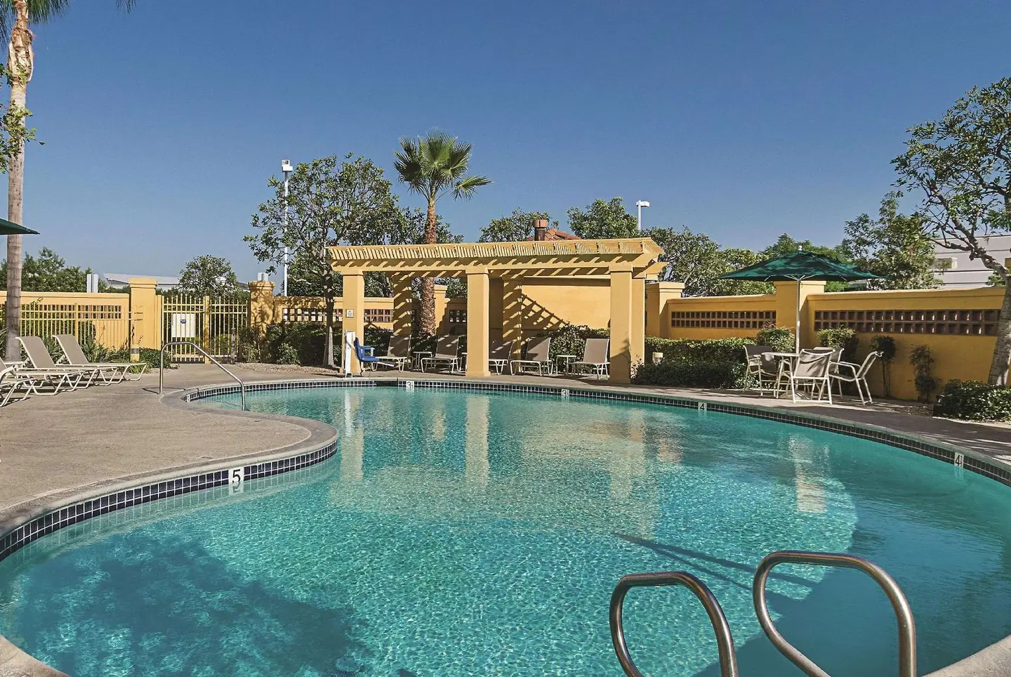 La Quinta Inn & Suites Ontario Airport OUTDOOR_POOL