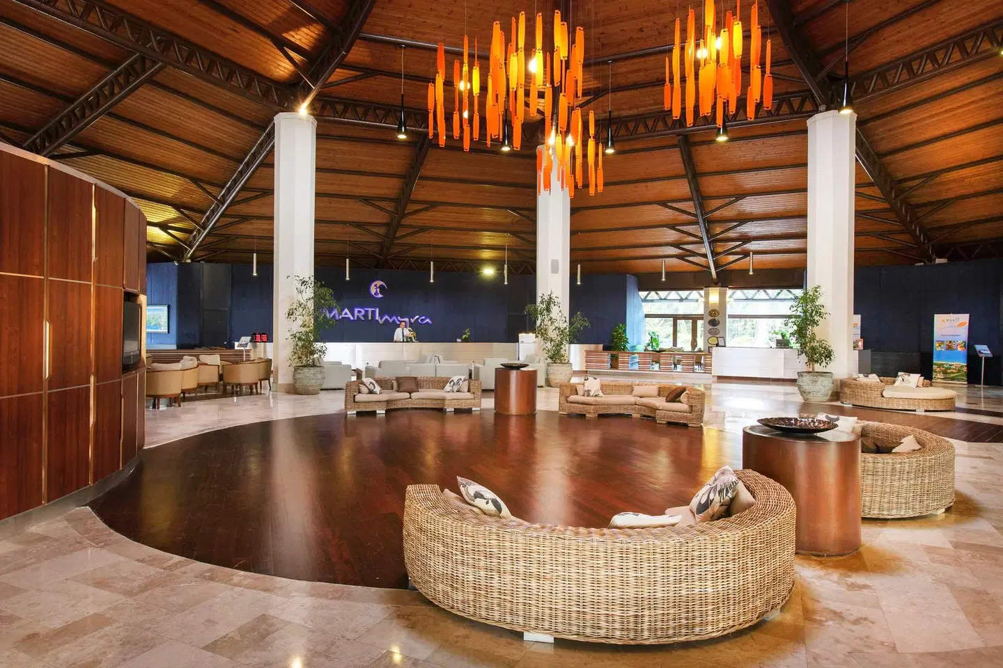 Marti Myra LOUNGE_LOBBY