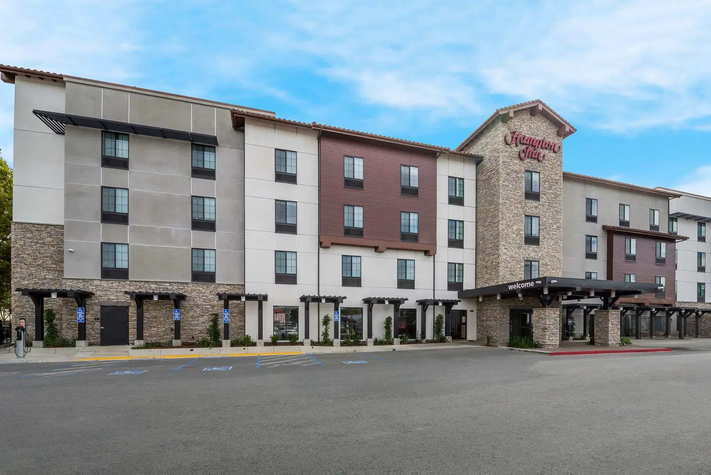 Hampton Inn Concord EXTERIOR