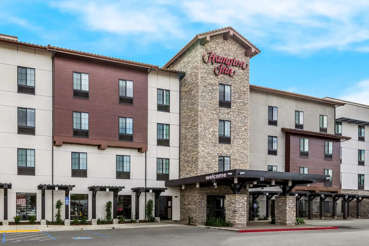 Hampton Inn Concord EXTERIOR