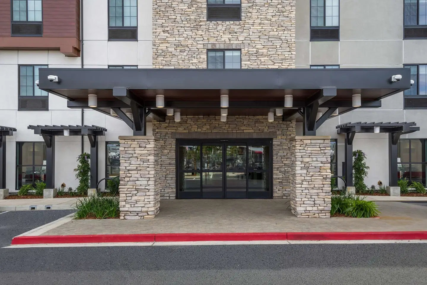 Hampton Inn Concord EXTERIOR