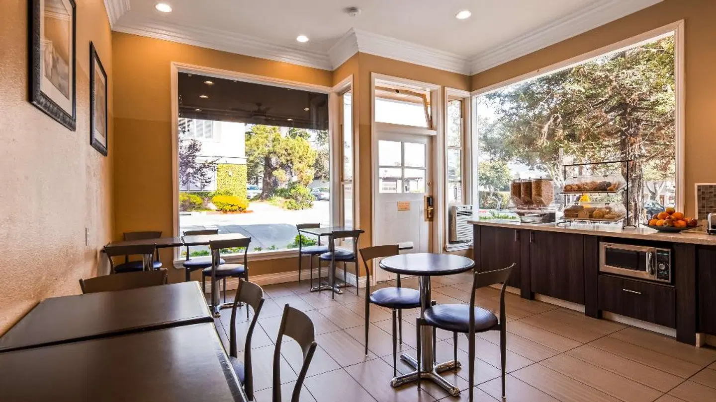 Best Western Carmel's Town House Lodge Bar
