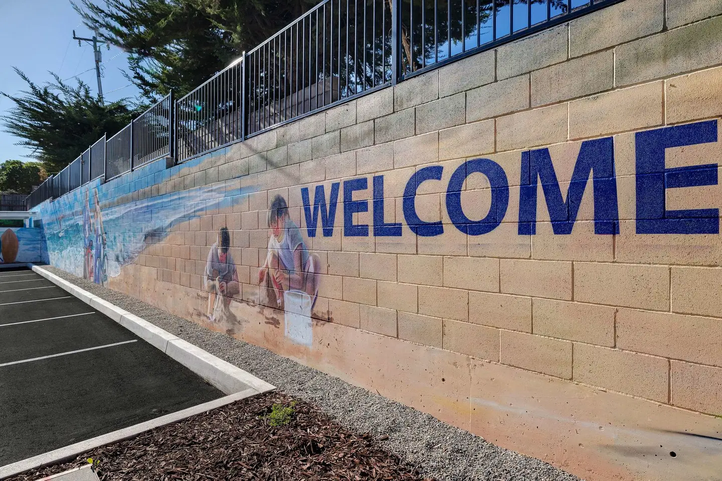Hampton Inn & Suites Marina EXTERIOR