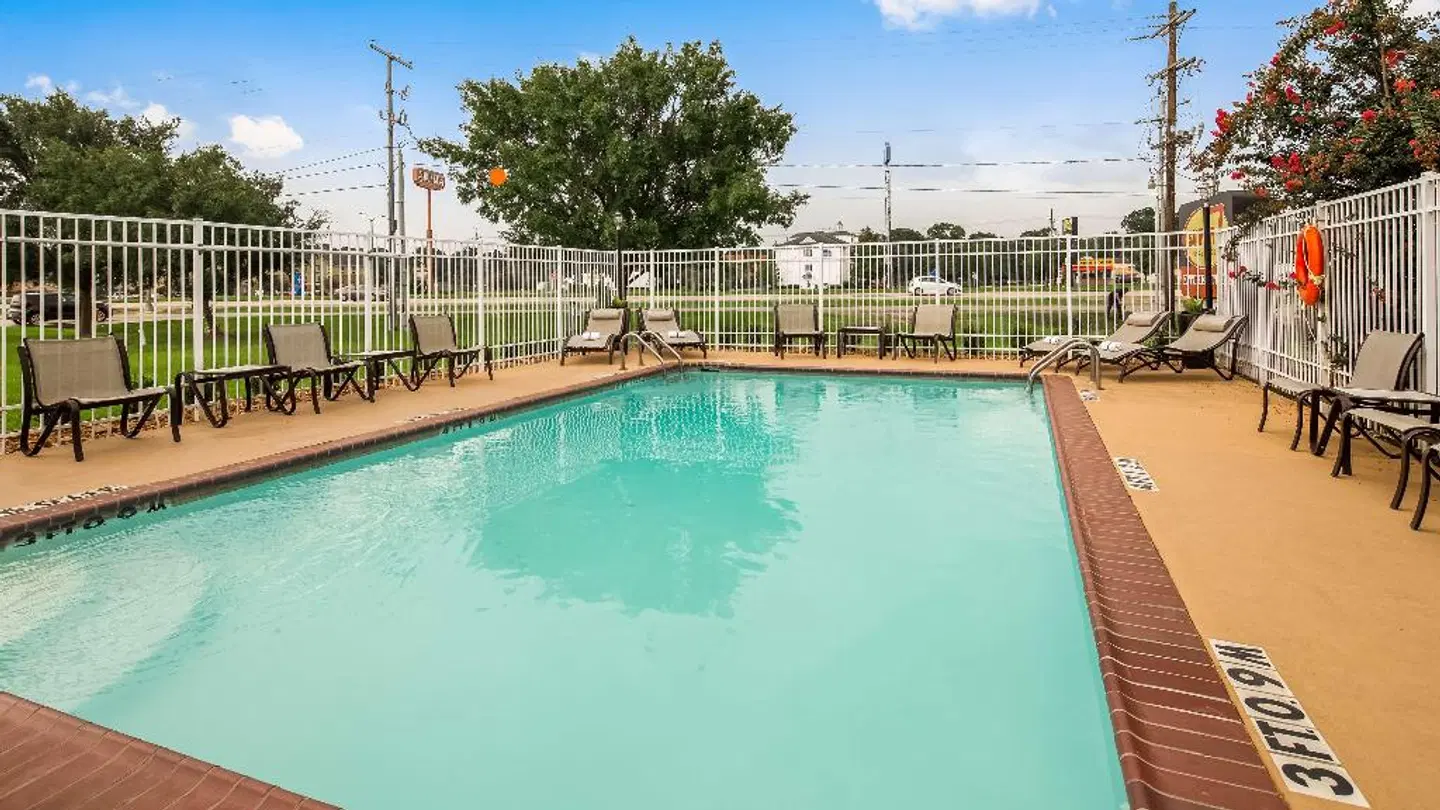 Best Western Lafayette Inn OUTDOOR_POOL