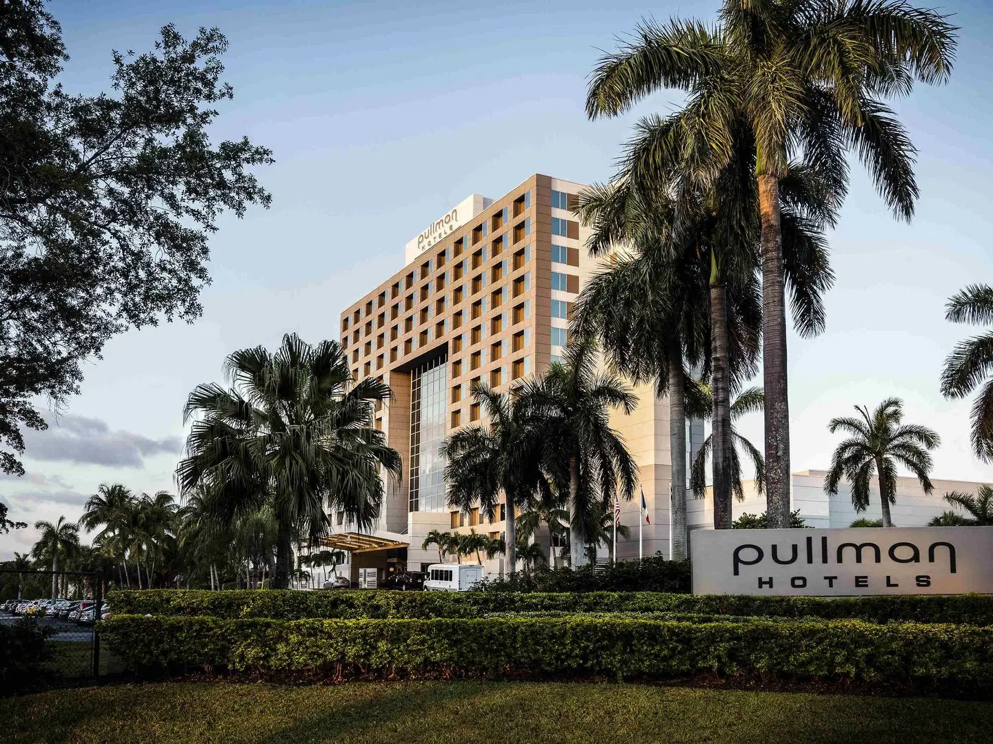 Pullman Miami Airport Hotel EXTERIOR