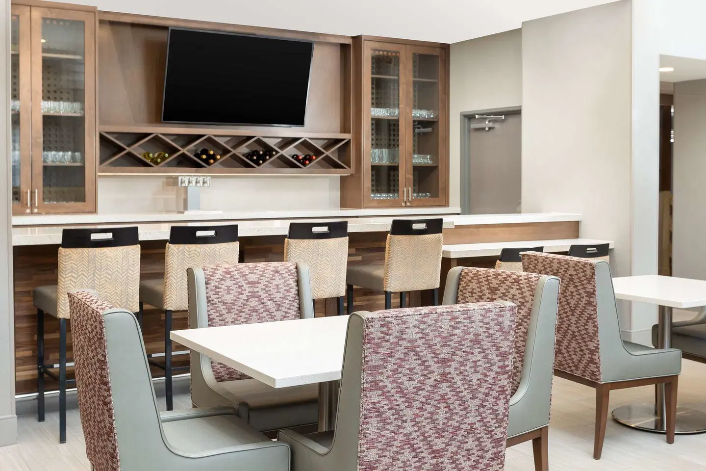 Hampton Inn & Suites Santa Rosa Sonoma Wine Country Bar