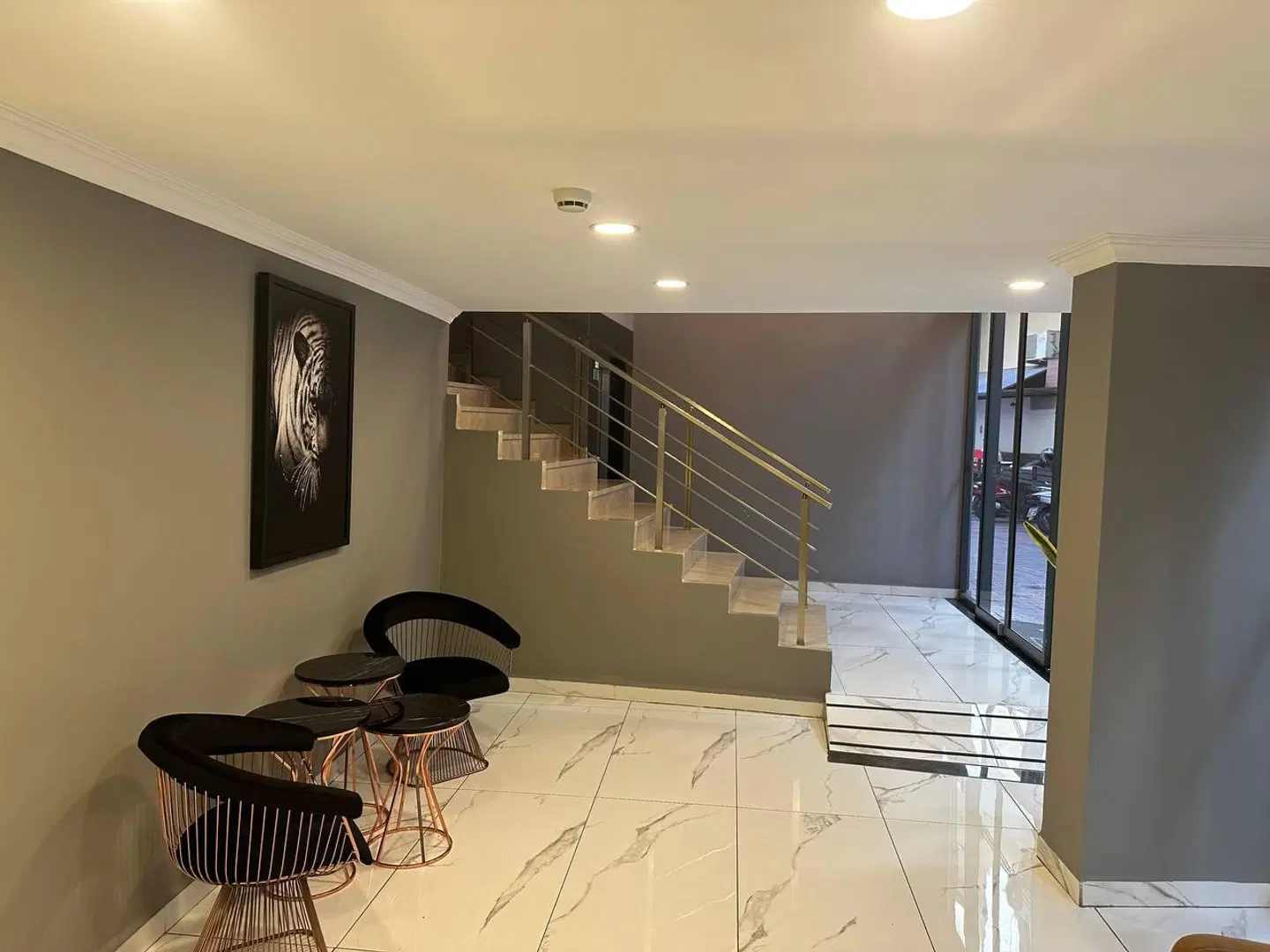 karikatur bi hotel Hallenbad