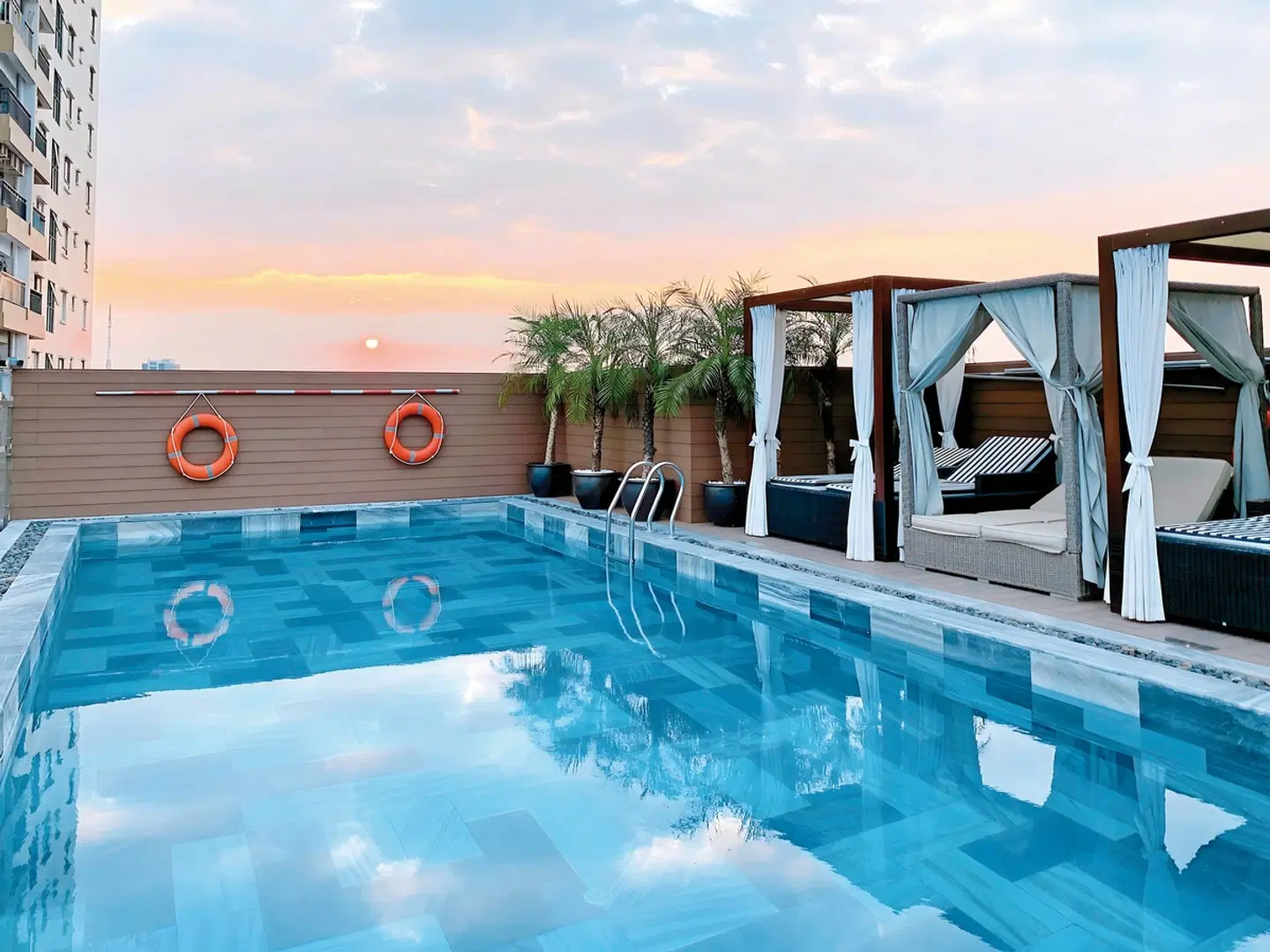 The Ann OUTDOOR_POOL