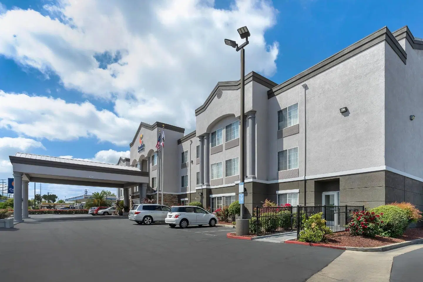Comfort Inn & Suites Sacramento - University Area EXTERIOR