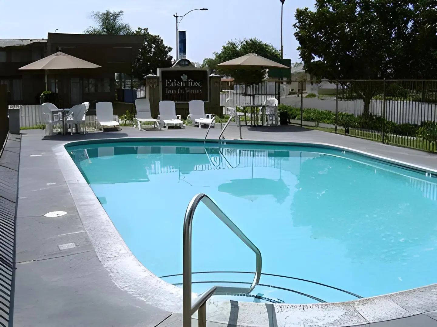 Eden Roc Inn & Suites OUTDOOR_POOL